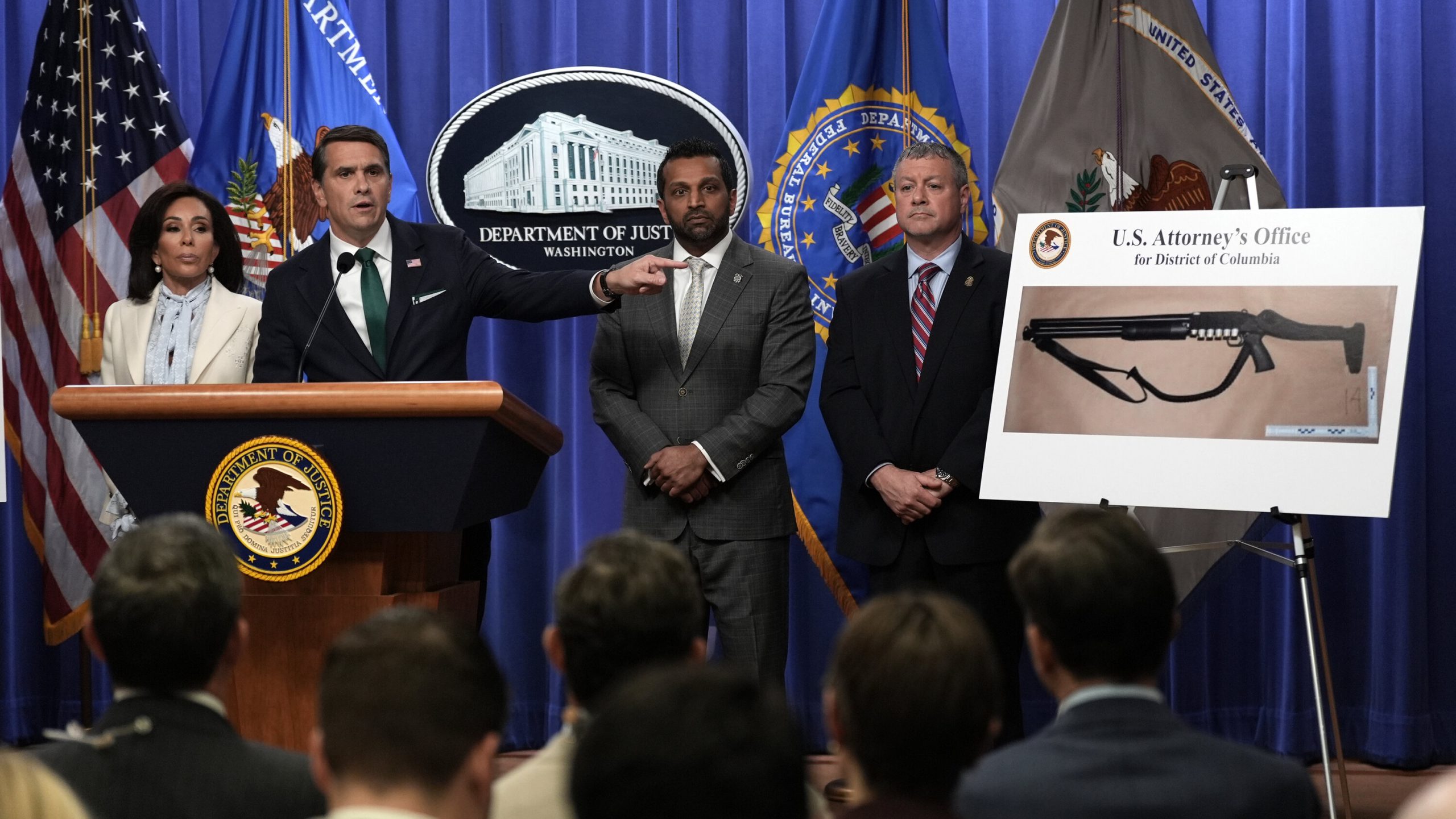 Nổ súng tại nhà trắng tối 27 - Lại bước đi kéo phiếu thường thấy của Trump?